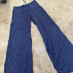 Pants with lines 
Soft material. Small.